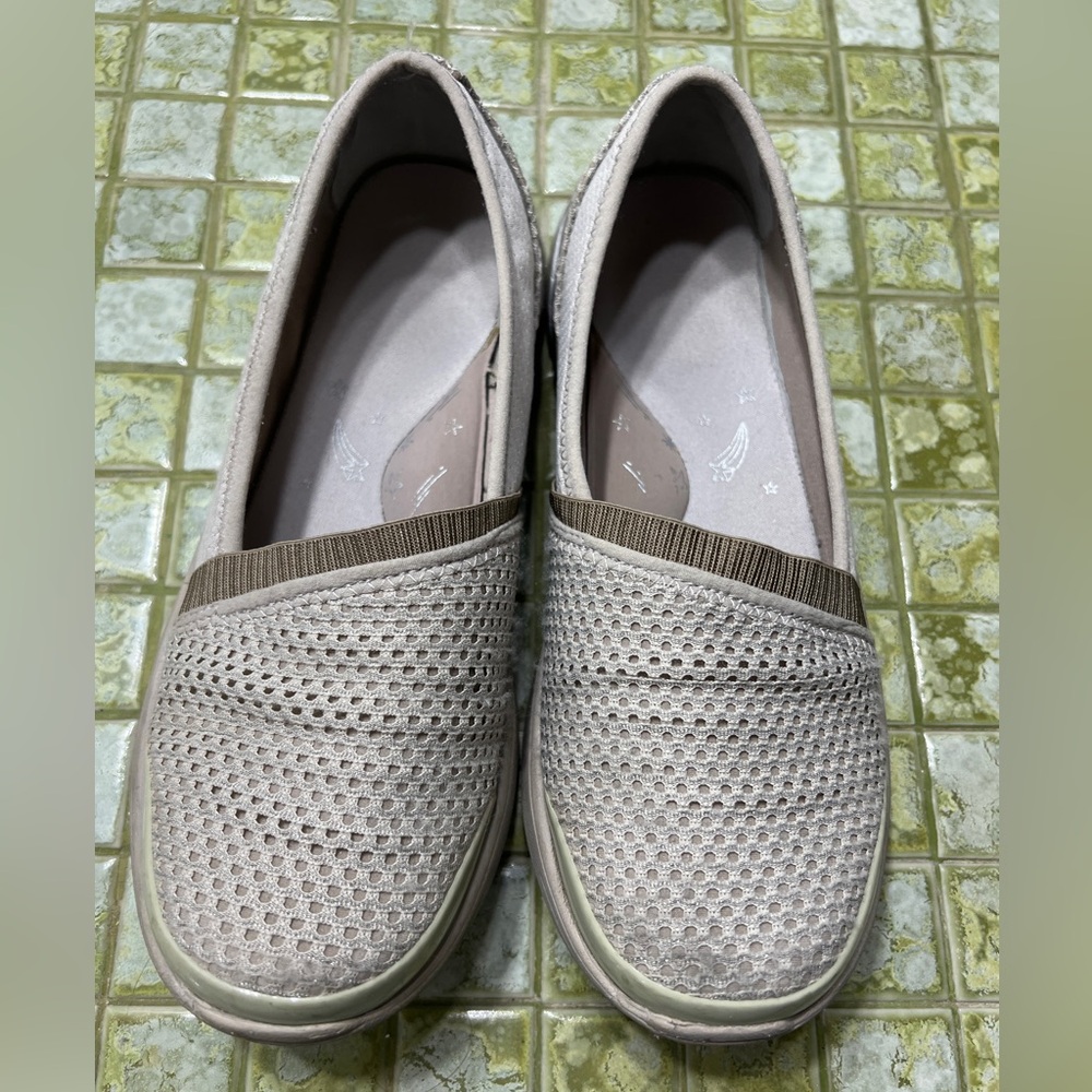 Bzees Lollipop sz 8M beige tan  slip on shoes